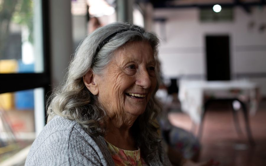 Senhora sorrindo
